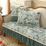 Lit aux couleurs pastel et motifs floraux, avec des coussins assortis, créant une ambiance chaleureuse et élégante dans cette chambre.