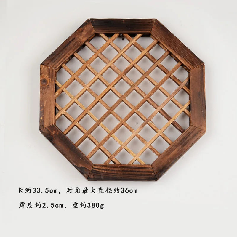 grille fenêtre traditionnelle marron foncé décoration murale classique règles horizontales verticales opacité décoration courtyard