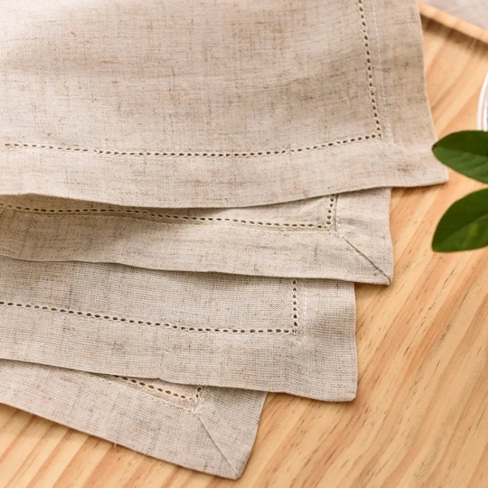 serviettes tissu lin brodé rustique beige feuilles vertes argentées fixations points cousus
