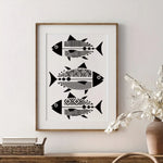 Stencil géométrique poisson ondule blanc brun noir ornement décoration peinture murale artisanale