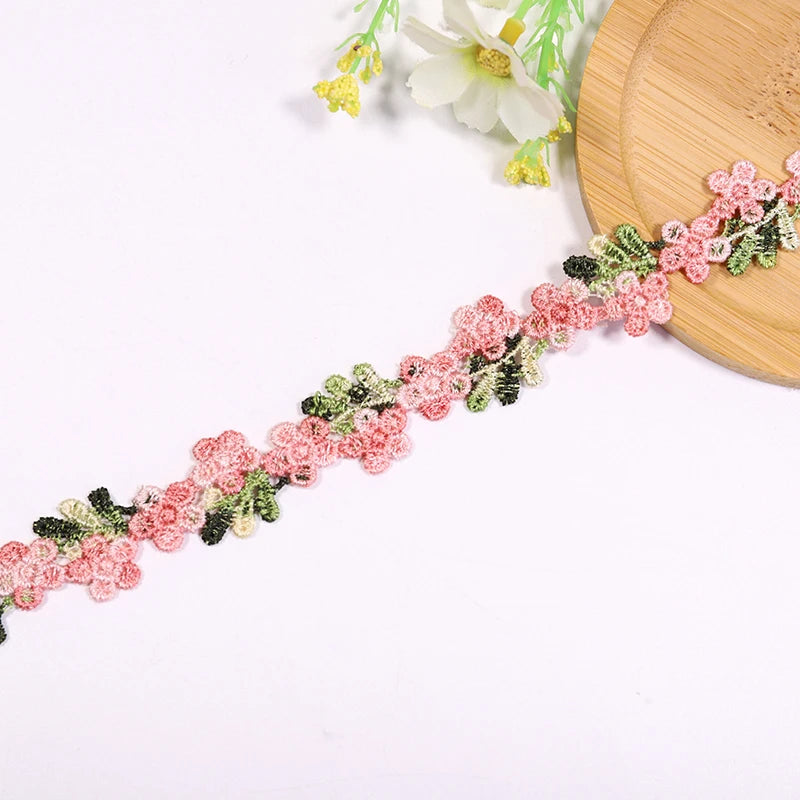 ruban decoratif brode fleurs motifs floraux couleur rouge rose vert blanc jaune solvable eau