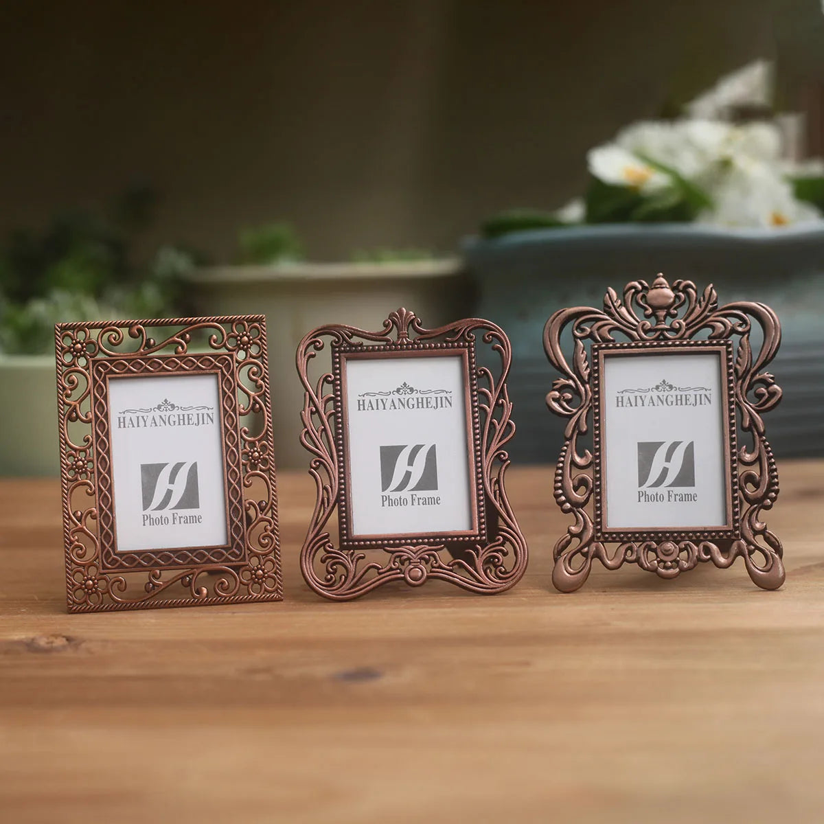 cadre photo pied bronze argenté vintage décor floral complexe métal ornementé