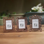 cadre photo pied bronze argenté vintage décor floral complexe métal ornementé
