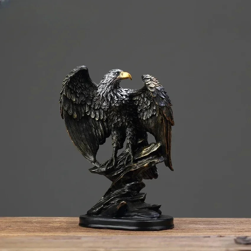 statue aigle noir plumes dorées réaliste intérieur décoration élégante naturelle base ovale