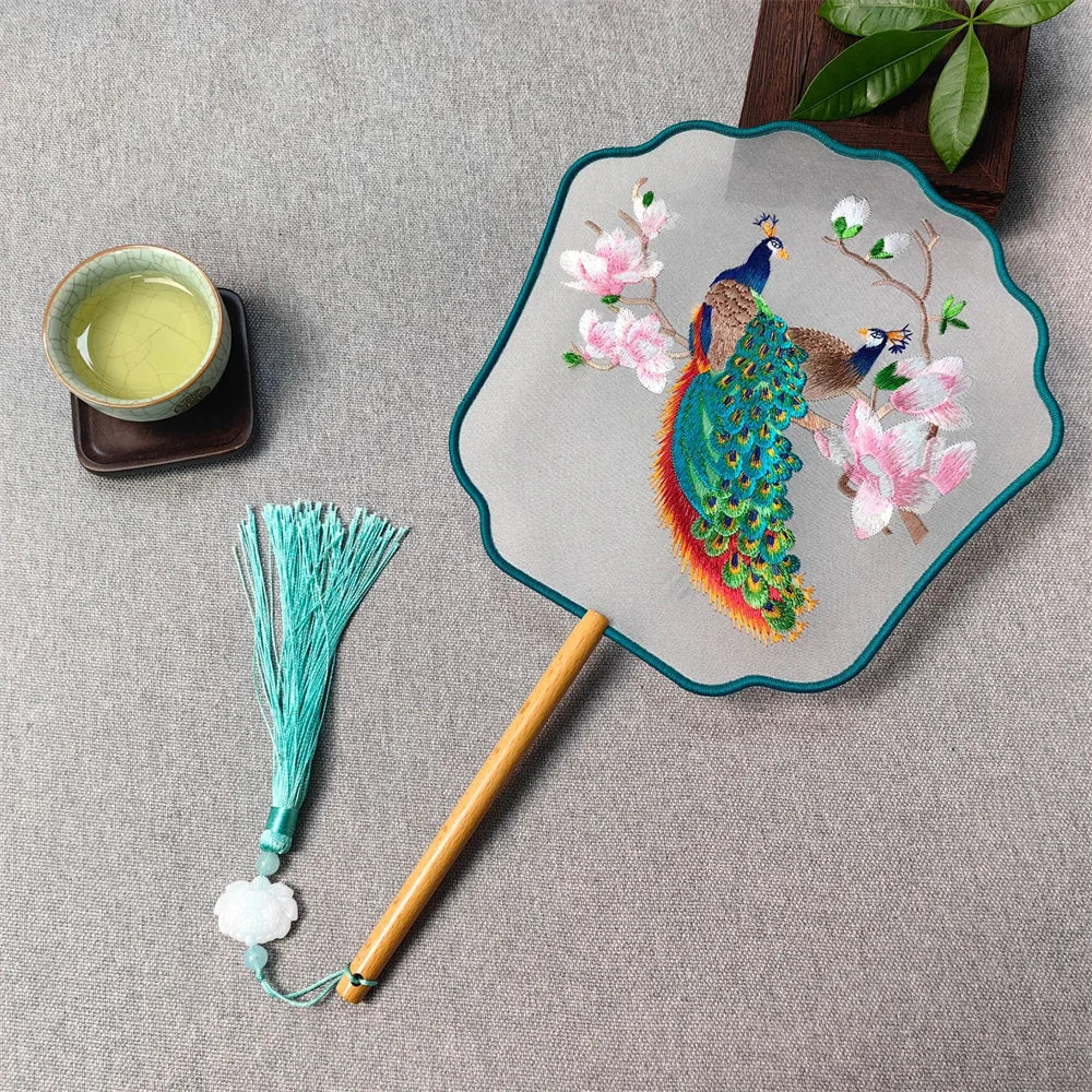 éventails traditionnels éventail gris motifs roses blancs verts bleus or brodés pompons rubans decoration