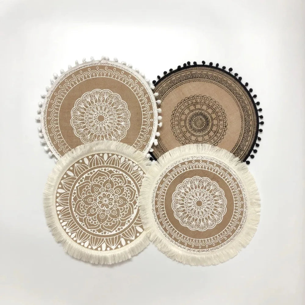 serviettes table boho chic motifs géométriques pompons noirs beige tables manger rondes 36 38