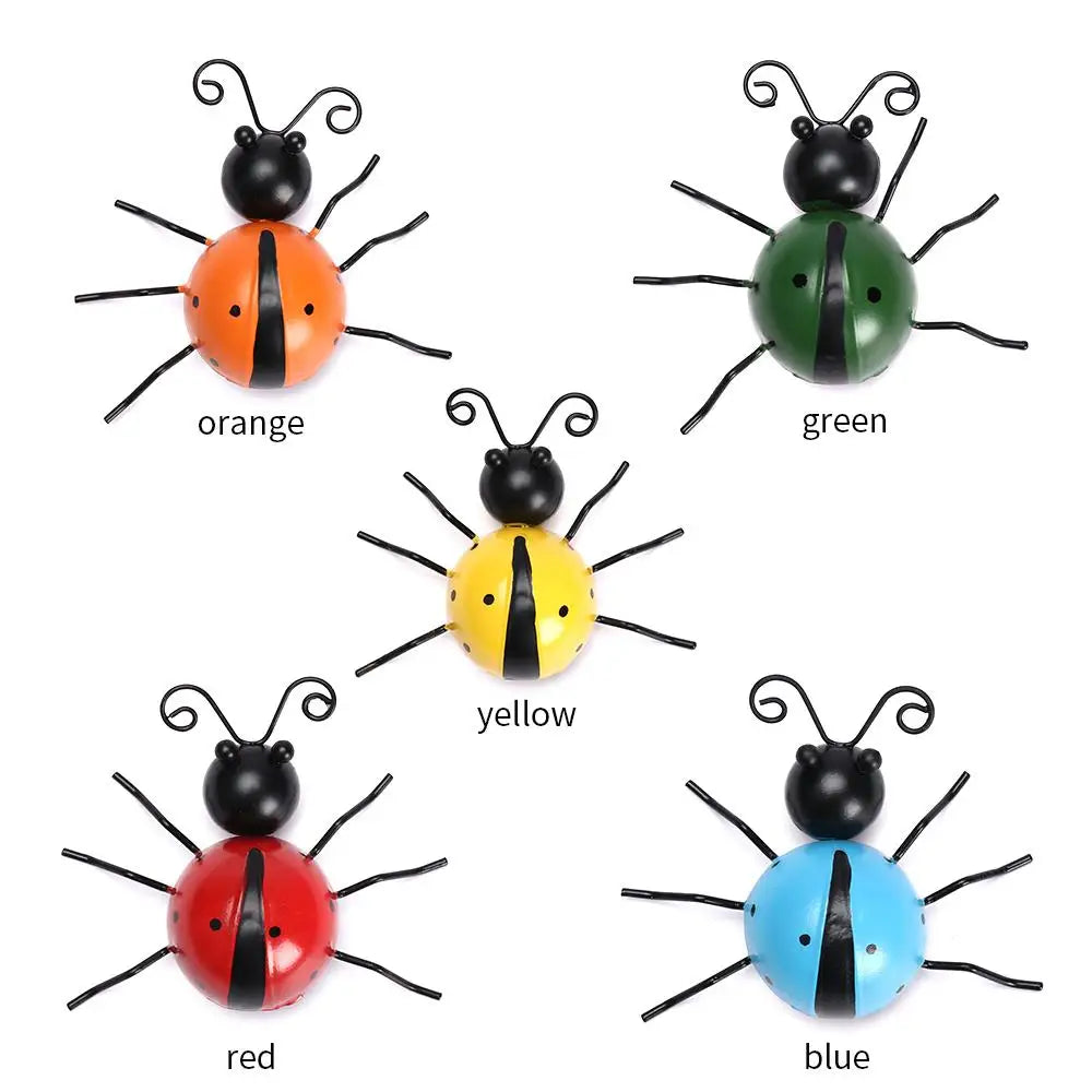 Décoration murale extérieure coccinelles en métal 3D sur un mur de jardin