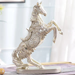 statue cheval décoré argenté doré motifs floraux géométriques ornementaux décoration intérieure statuaire métallique nuances