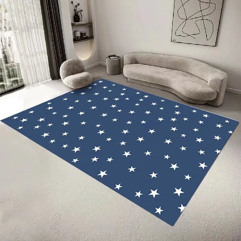 Un tapis en bleu marine décoré d'étoiles blanches, placé dans un salon moderne avec un canapé gris clair et une œuvre d'art abstraite au mur.
