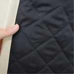 Image d'un détail de produit avec un motif matelassé noir. L'aspect visuel met en avant le design quadrillé, idéal pour ajouter une touche élégante et sophistiquée à votre intérieur. La finition soignée et le contraste des couleurs soulignent la qualité du produit. Parfait pour l'aménagement d'espaces modernes et stylés.