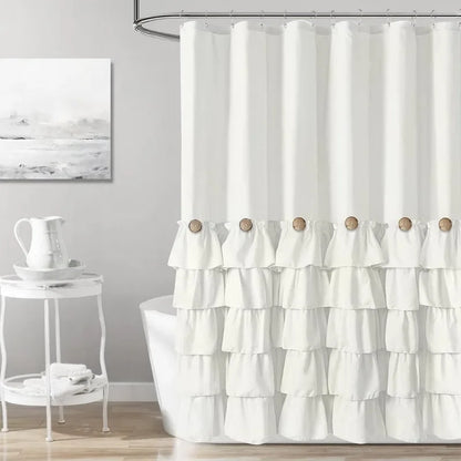 Image d'un rideau de douche à volants élégamment conçu pour une salle de bain moderne, mettant en valeur des éléments de design d'intérieur avec des accessoires de plomberie. Le rideau, suspendu à une tringle de douche, est un mélange harmonieux de couleurs neutres qui complète parfaitement le traitement de la fenêtre. En arrière-plan, une plante d'intérieur apporte une touche de verdure à l'ensemble.