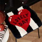 coussins décoratifs brodés pelucheux modernes rouges noirs blancs jolis intérieur automne hiver