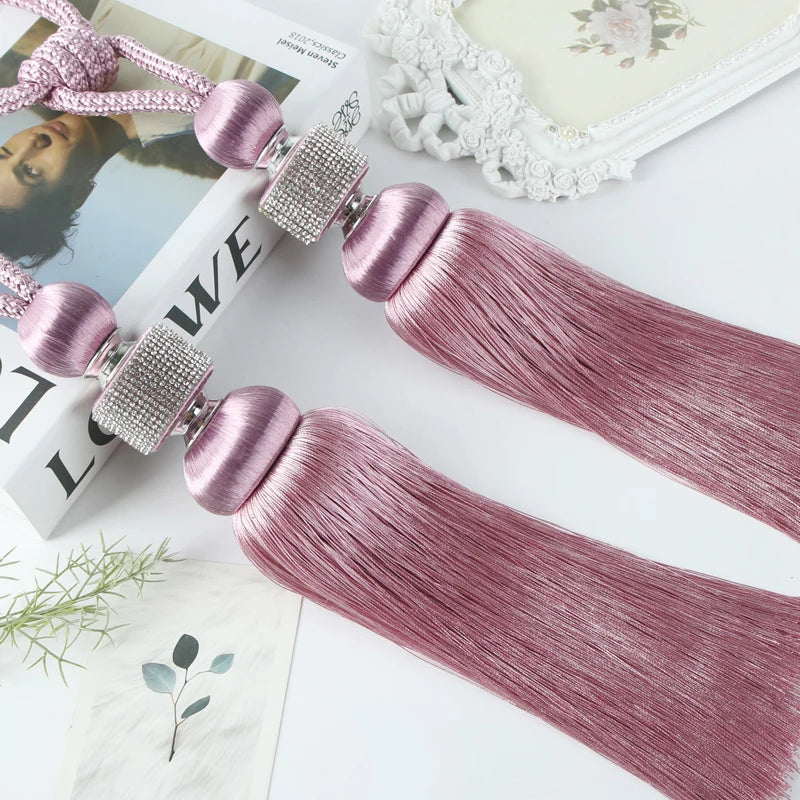 pompons rideaux modernes bleu doré rose attaches cordons élégants décoration salon