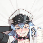 coussin forme allongée personnage anime esdeath blanc details casquette jupe bas chaussures anime double