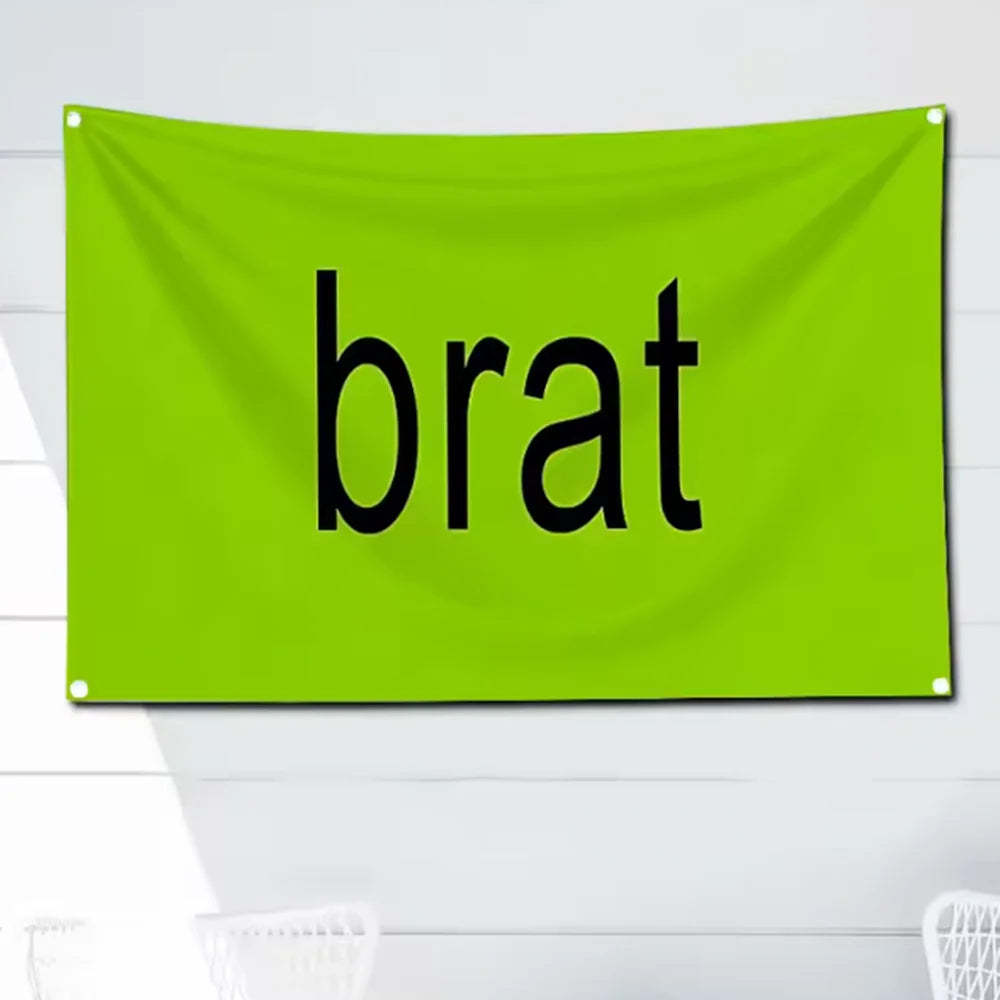 bannière verte brat texte noir clips décoration salon garage événementextérieur minimaliste polyester polartec