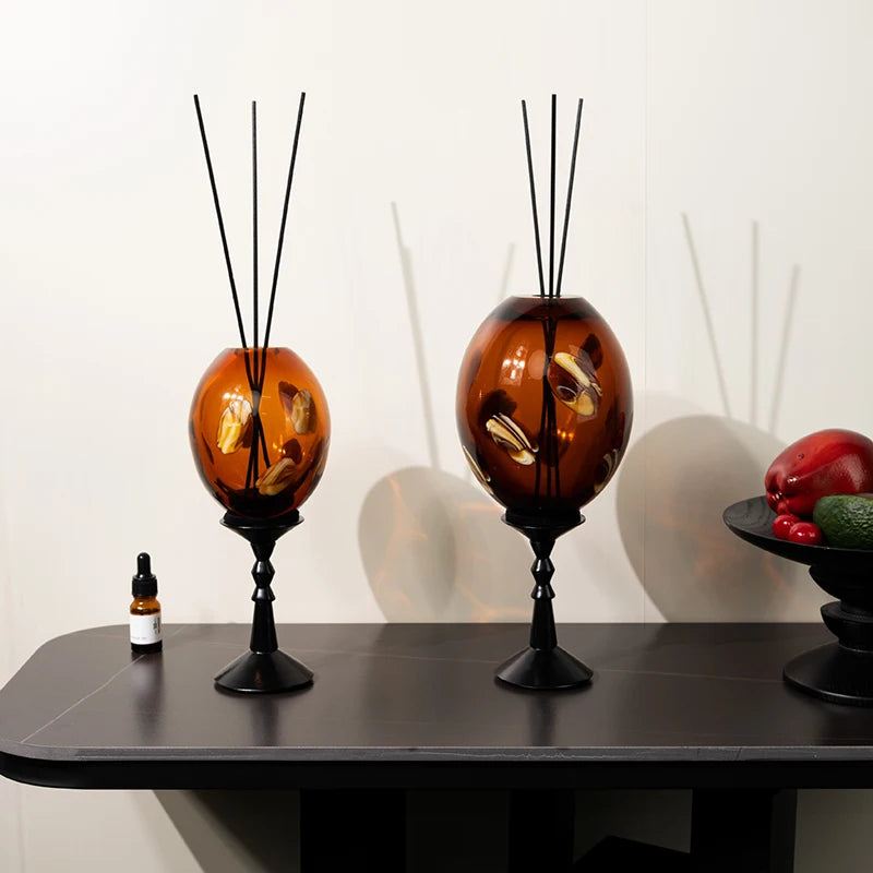 diffuseur huiles essentielles moderne motifs floraux dorés verre opaque décoration intérieure accessoires salon contemporain
