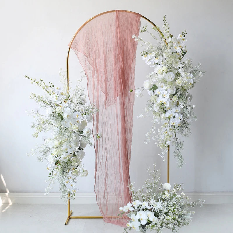 arche decorative moderne fleurs artificielles bouquet blanc rose pâle tissu translucide tringles dorées decoration