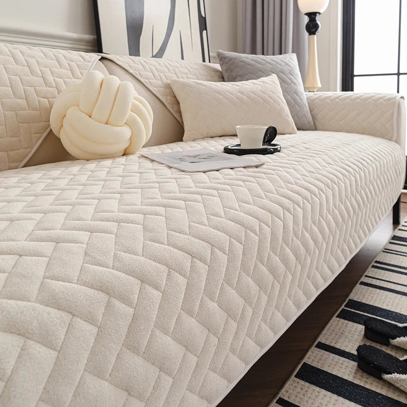 Une chambre aux tons neutres avec un canapé moelleux et des coussins coordonnés, créant une atmosphère paisible et relaxante.