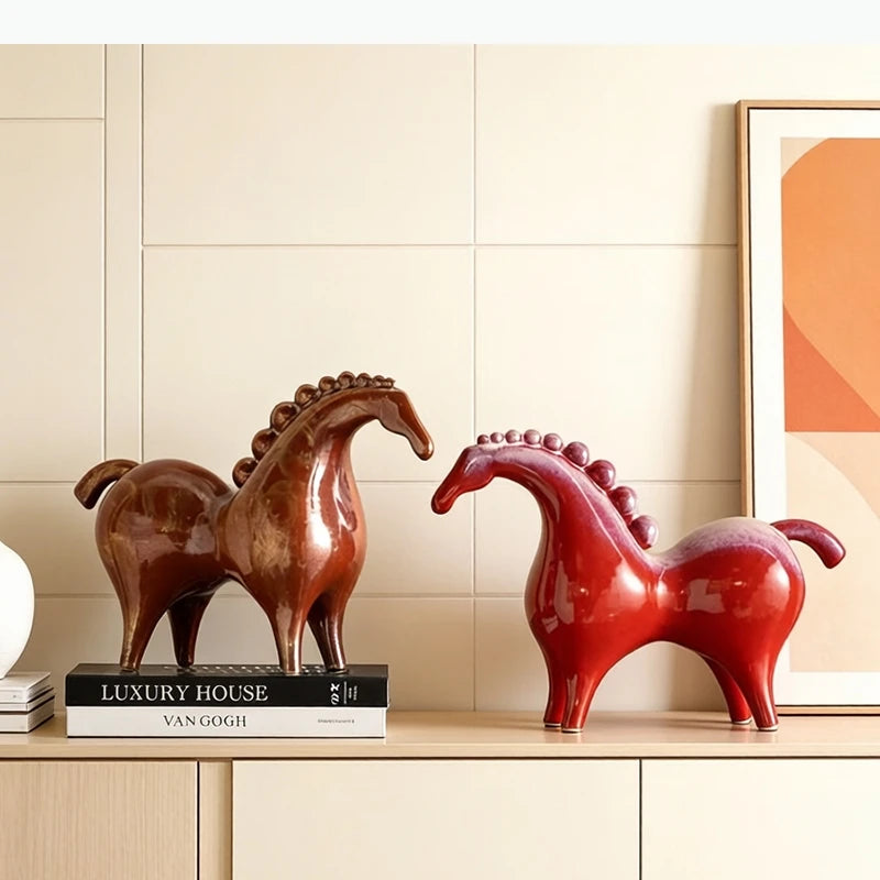 statuette cheval céramique marron rouge motifs dorés texture brillante moderne