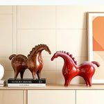 statuette cheval céramique marron rouge motifs dorés texture brillante moderne