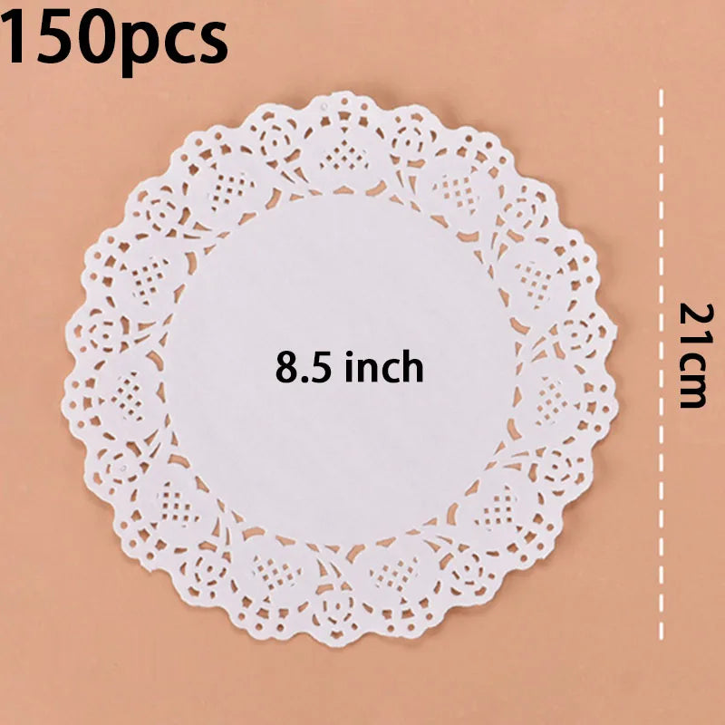 assiettes papier décoratives dentelle table festives rouges blanches marrons noires vertes ornementales rustiques