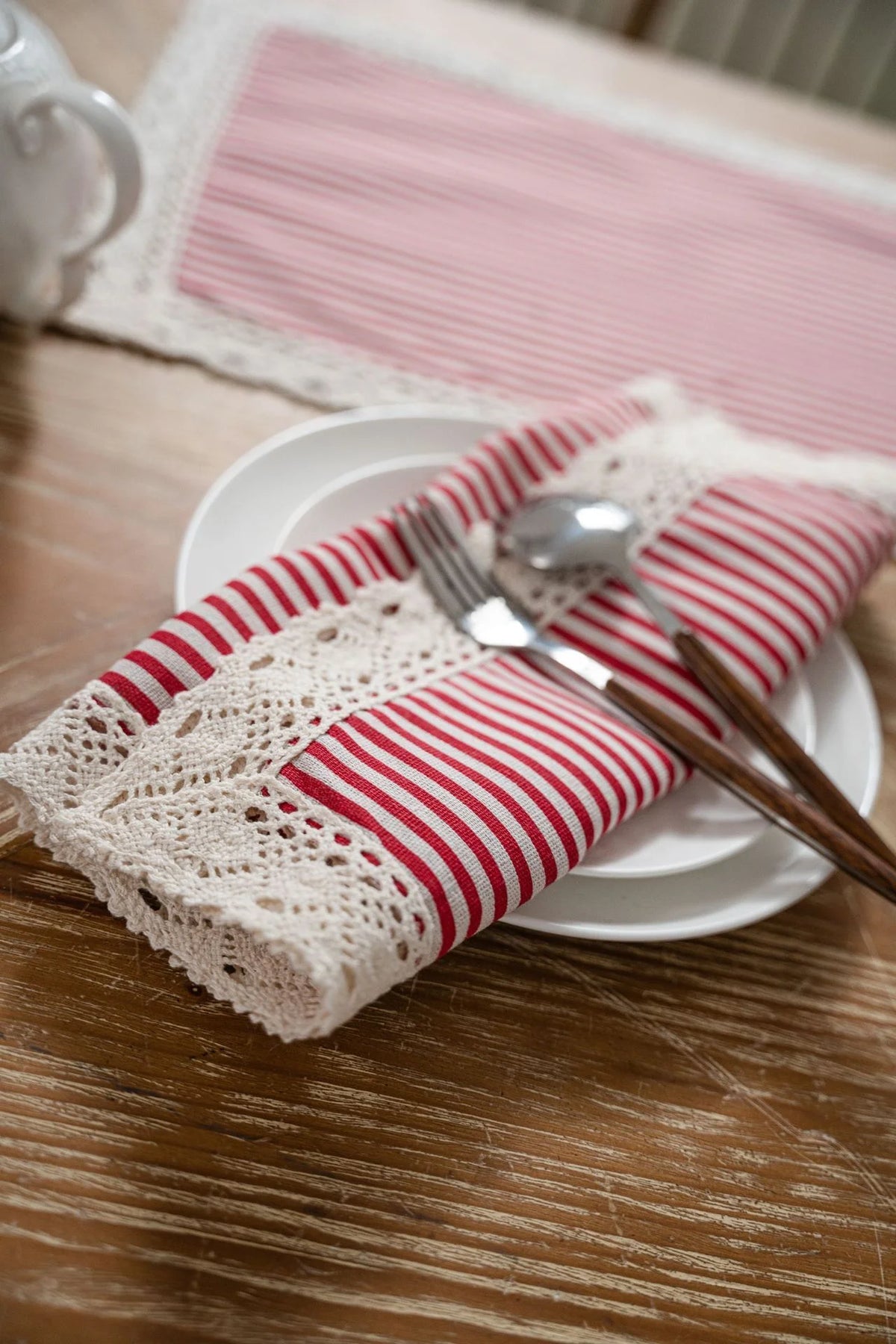 nappes table rayées dentelle rouge bleu marine blanc thème fêtes rustique traditionnel festive