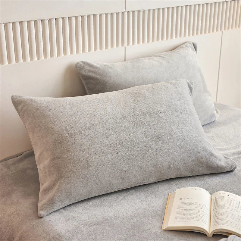 taies d'oreiller velours polyester bleu marine zip doré contemporain maison simple