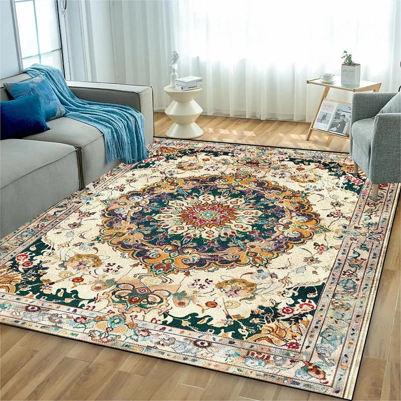 Tapis persan coloré avec un motif floral complexe et vintage, posé sur un sol en bois clair dans un salon moderne et chaleureux.