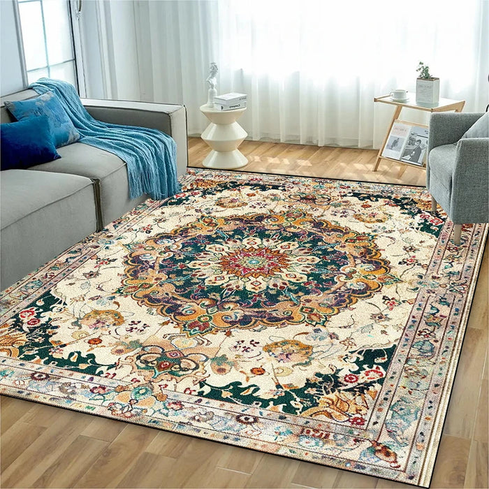 Tapis persan coloré avec un motif floral complexe et vintage, posé sur un sol en bois clair dans un salon moderne et chaleureux.