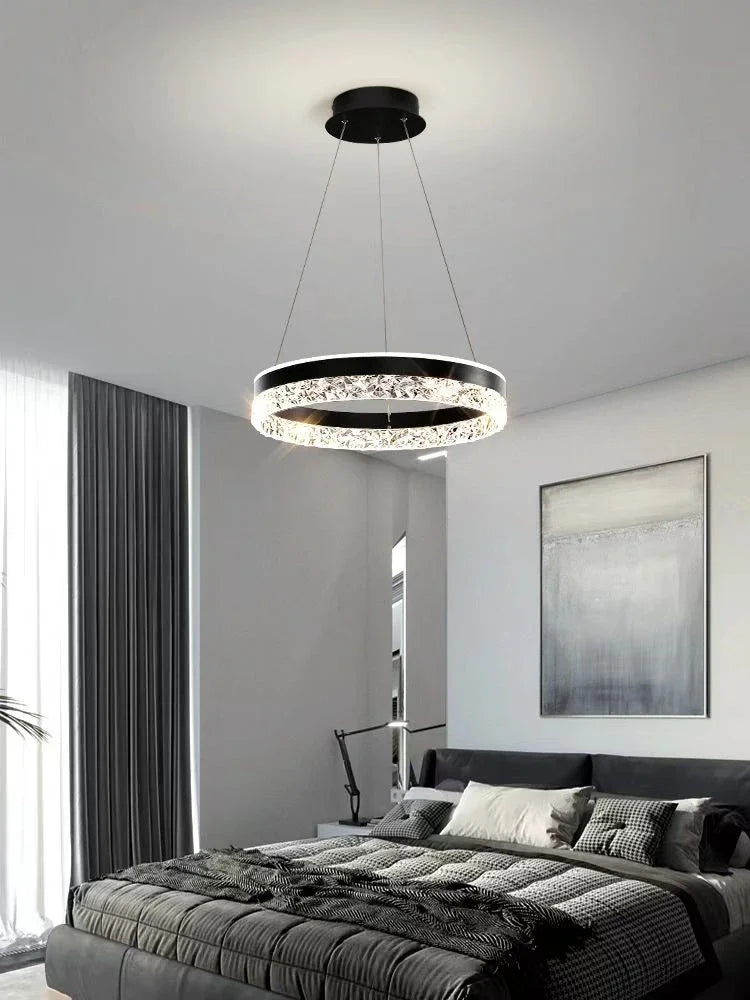 suspension lumineuse or noir blanc cristaux facettés moderne câbles réglables lumière chaude