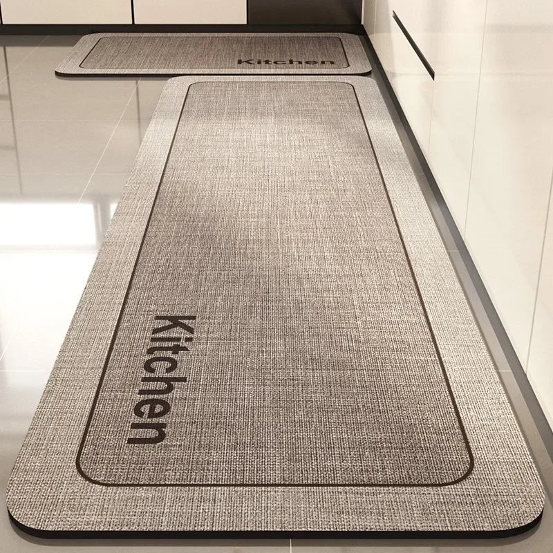 Tapis de cuisine gris et noir avec inscription "Kitchen" sur fond blanc, créant une surface de travail pratique et élégante dans la cuisine.