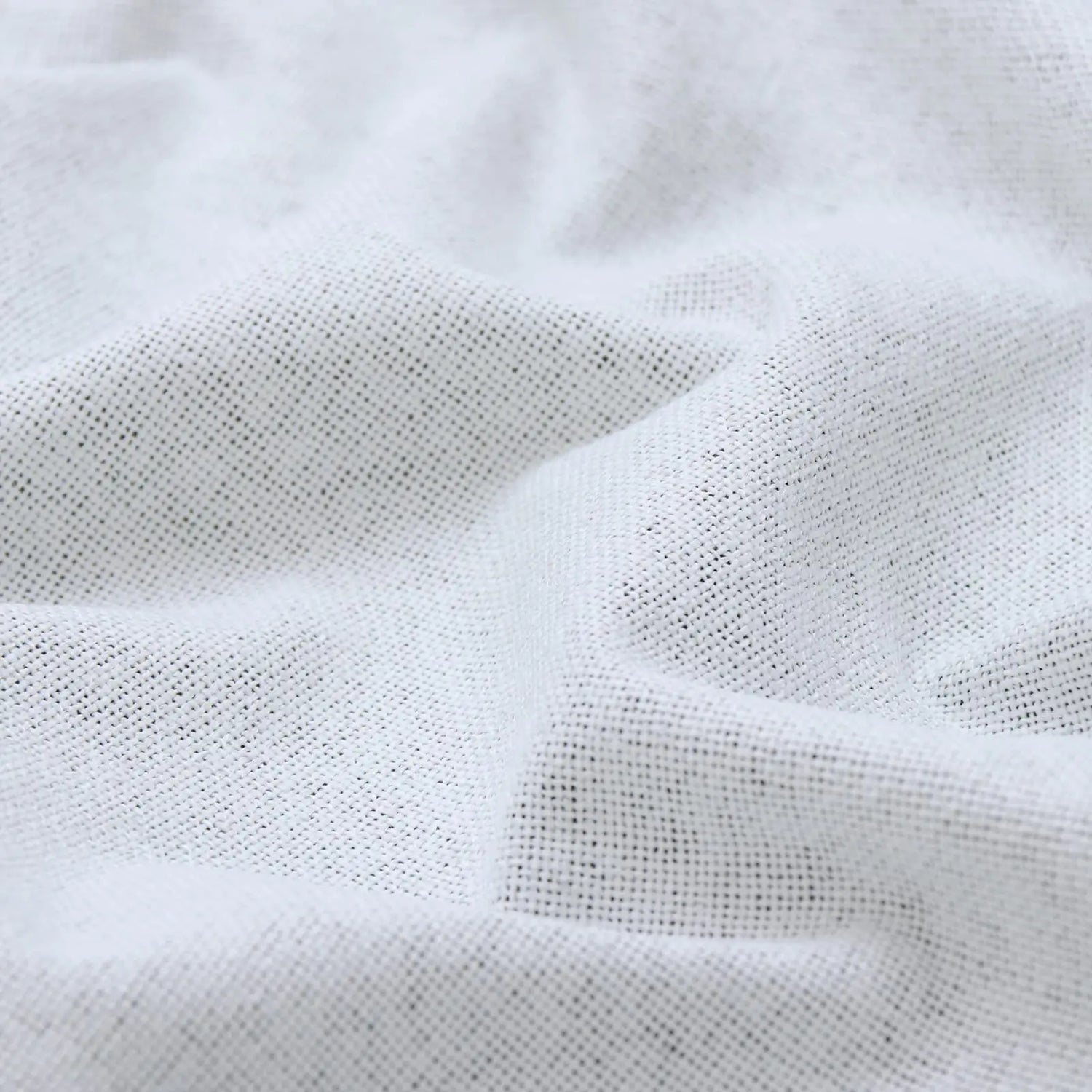 Gros plan du tissu blanc texturé du rideau isolant thermique, illustrant la qualité de son tissage.