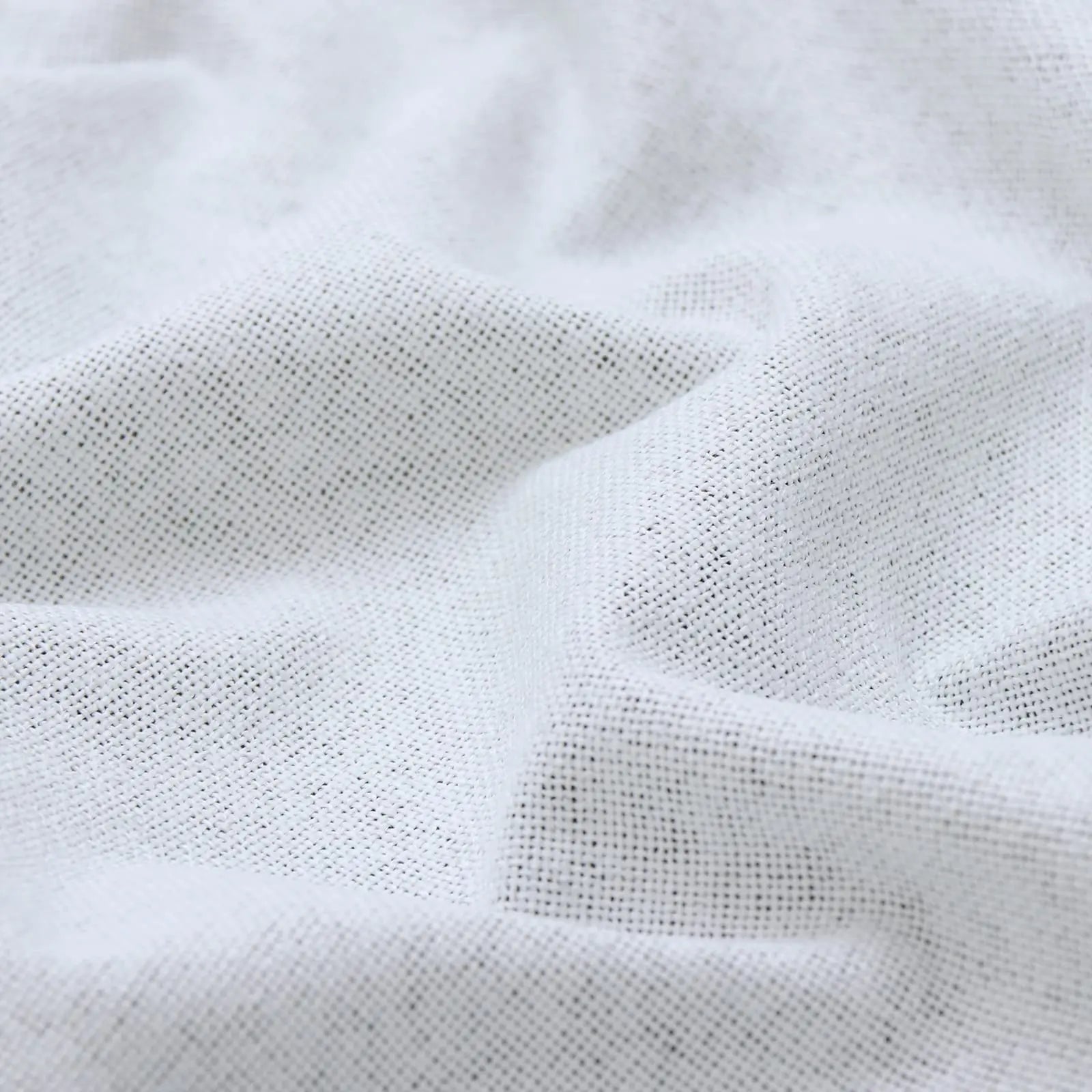 Gros plan du tissu blanc texturé du rideau isolant thermique, illustrant la qualité de son tissage.