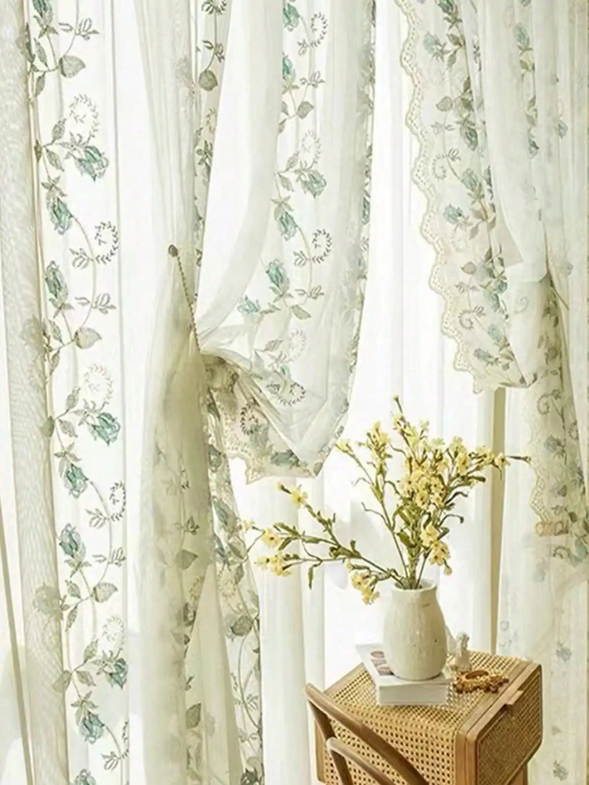 rideau transparent brodé motifs floraux bohème décoration intérieure fenêtre balcon salon