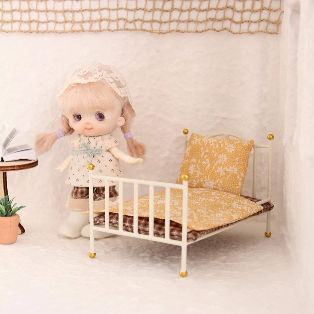 lit miniature fer couverture motifs floraux tapis figurine poupée armoire table valise coussins
