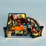 maquette lego détaillée adhésif lumineuse couleurs vives canapé bar étagères affiches