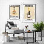 Deux affiches élégantes représentant des boissons italiennes classiques, le limoncello et le prosecco, décorent le mur d'un salon moderne et confortable.