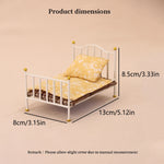 lit miniature fer couverture motifs floraux tapis figurine poupée armoire table valise coussins