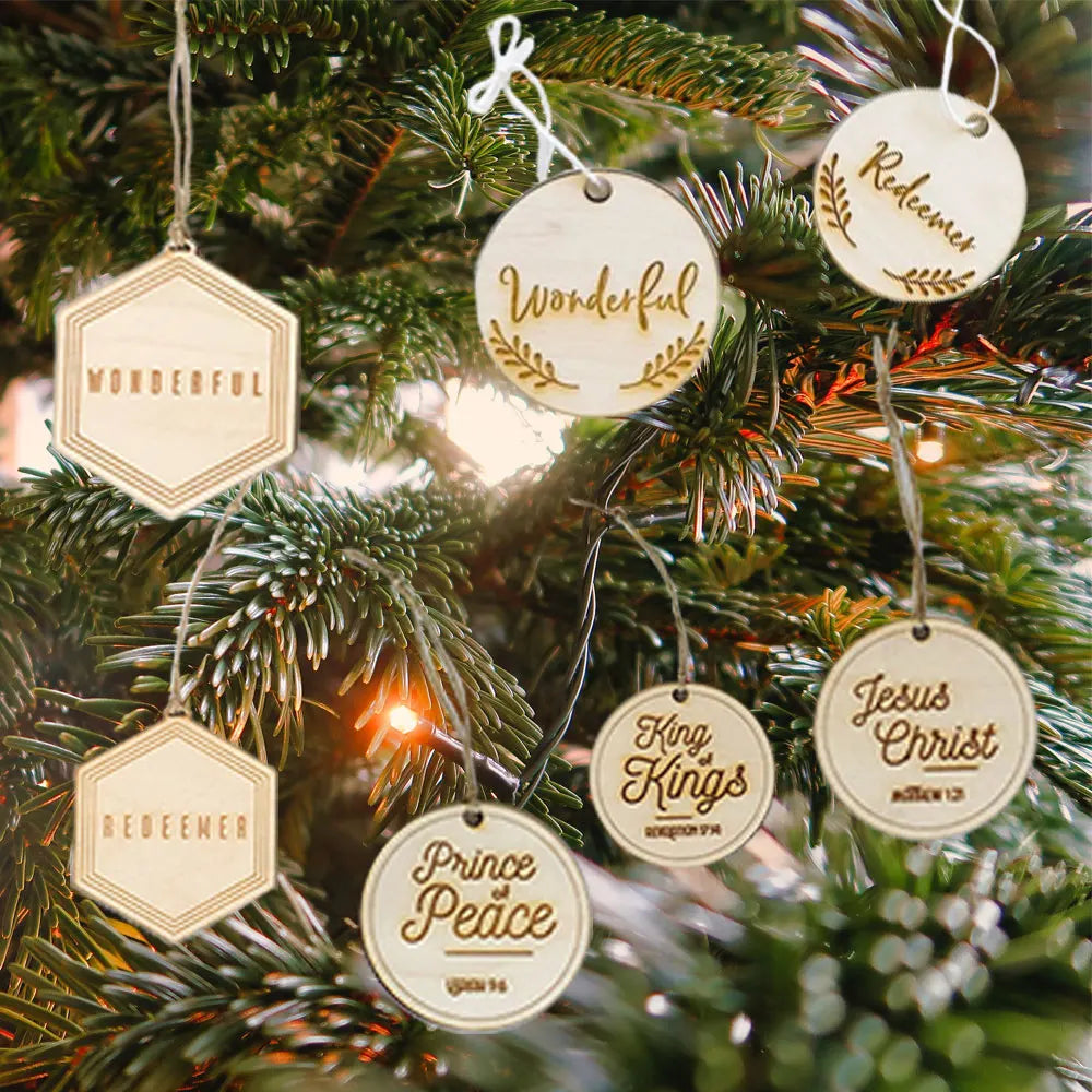Boules en bois décoratives avec noms de Jésus - vue rapprochée