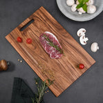 plaque decoupe bois marron grain rustique trou main cuisine herbes aromatiques legumes viandes