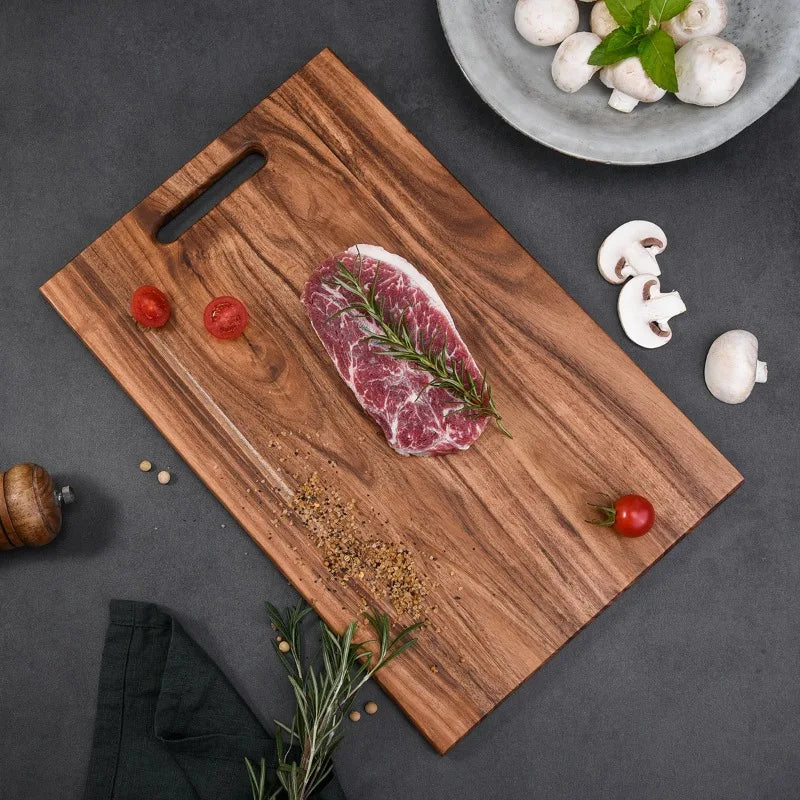 plaque decoupe bois marron grain rustique trou main cuisine herbes aromatiques legumes viandes