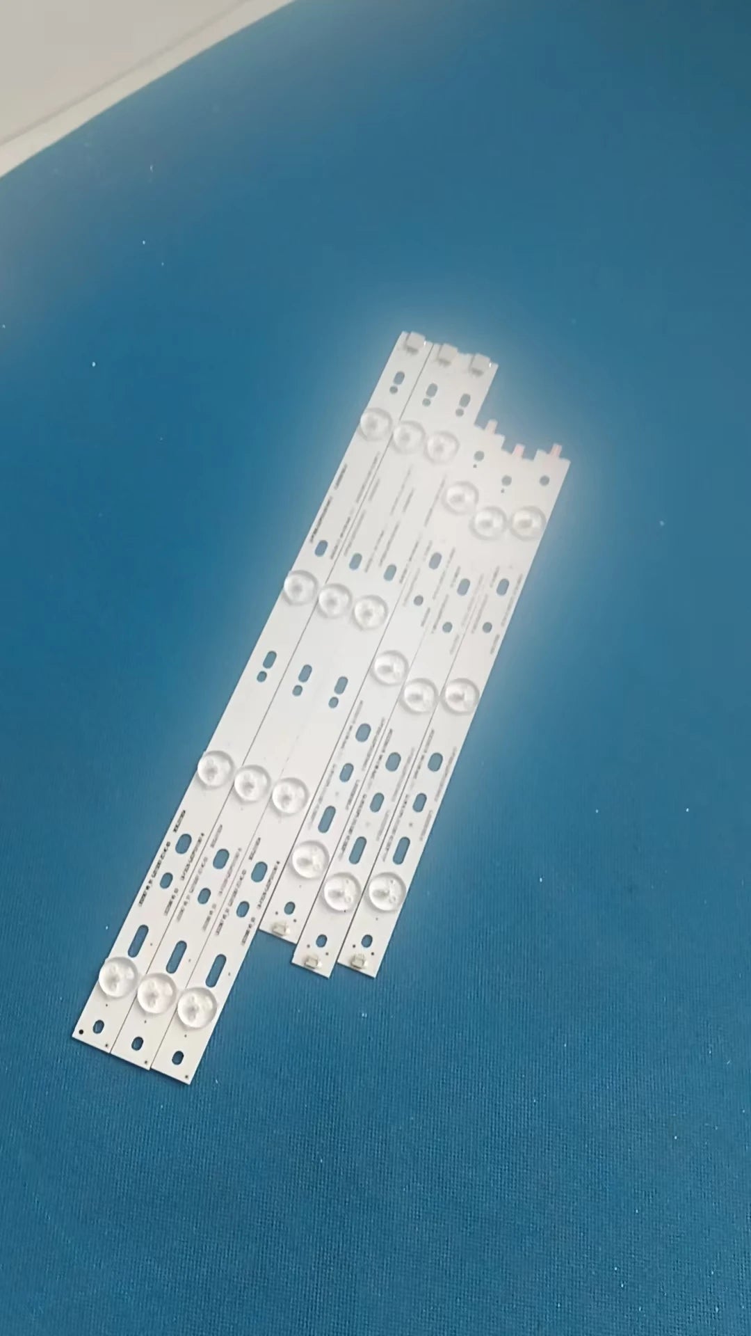 barre lumineuse led blanc jaune perforée diodes modernes technologie flux lumineux alu
