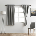 Femme touchant un Rideaux occultants pour petites fenetres, Améliorez votre espace de vie avec des rideaux occultants pour...