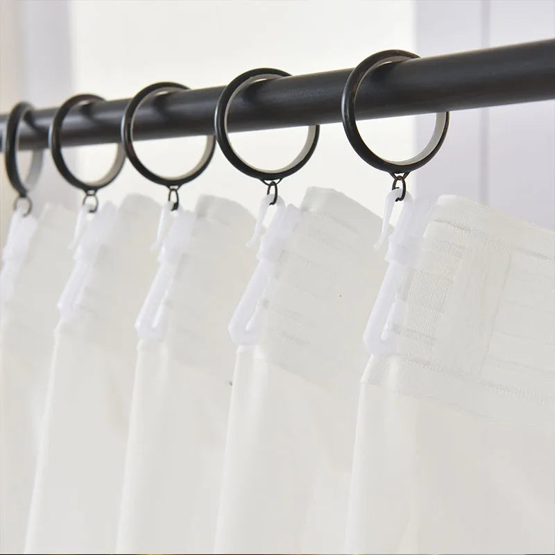 Image montrant un rideau blanc, utilisé comme traitement de fenêtre, apportant une touche de style et de fonctionnalité à la salle de bain. C'est une manière innovante et pratique d'ajouter de l'intimité et de la beauté à votre espace, tout en mettant en valeur le thème de la décoration intérieure.