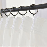 Image montrant un rideau blanc, utilisé comme traitement de fenêtre, apportant une touche de style et de fonctionnalité à la salle de bain. C'est une manière innovante et pratique d'ajouter de l'intimité et de la beauté à votre espace, tout en mettant en valeur le thème de la décoration intérieure.