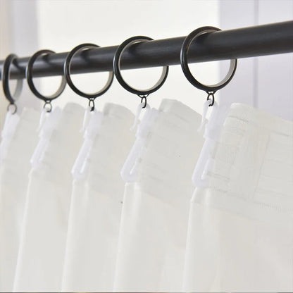 Image montrant un rideau blanc, utilisé comme traitement de fenêtre, apportant une touche de style et de fonctionnalité à la salle de bain. C'est une manière innovante et pratique d'ajouter de l'intimité et de la beauté à votre espace, tout en mettant en valeur le thème de la décoration intérieure.