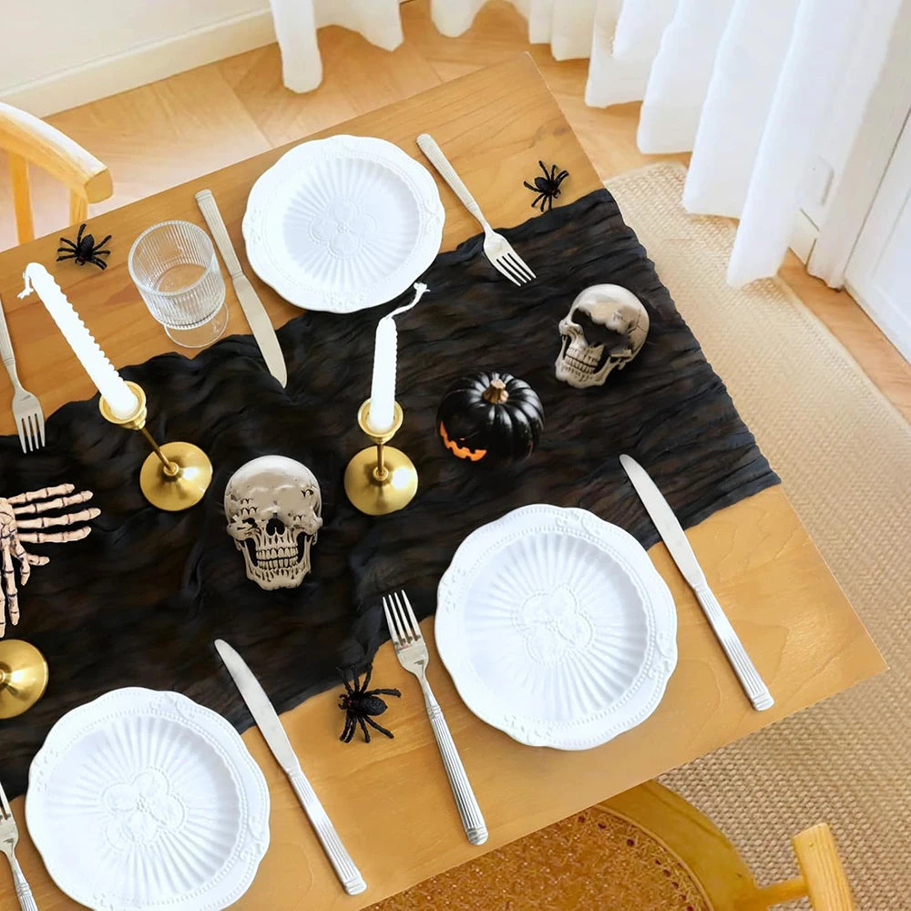 ruban table noir crêpe halloween décorations citrouilles crânes fourchettes assiettes bougies
