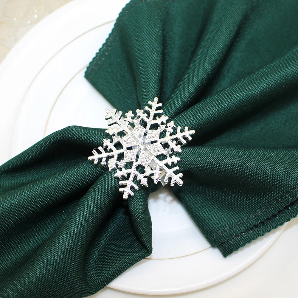 Ronds de serviette flocon de neige doré proche sur fond blanc