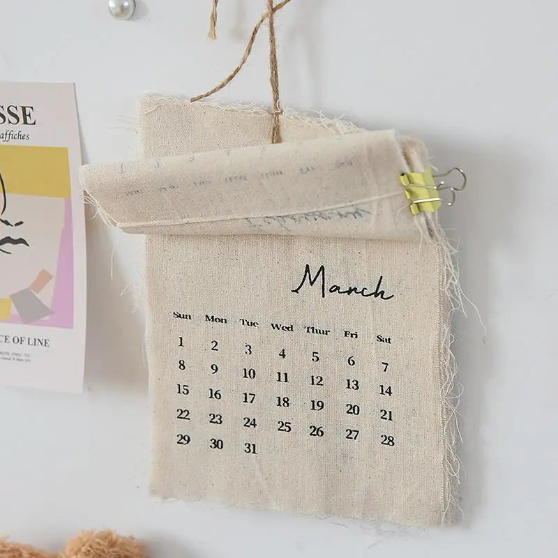 calendrier mural tissu lin beige clair minimaliste rustique pince magnétique ruban coton deco mur