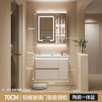 meuble salle bain moderne évier tiroirs beige clair miroir lumineux tapis motifs cosmétiques dorés
